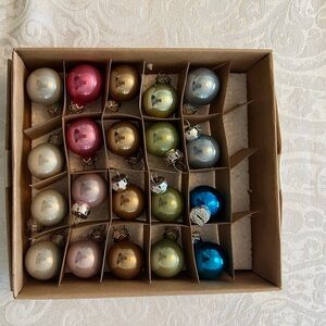 SUZANNE KASLER 25mm ASSORTED ORNAMENTS